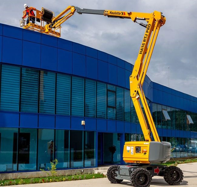 Xe Nâng Người Làm Việc Trên Cao Tại Gia Lâm